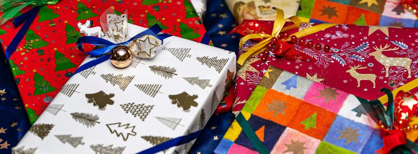 Geschenke in Weihnachtspapier