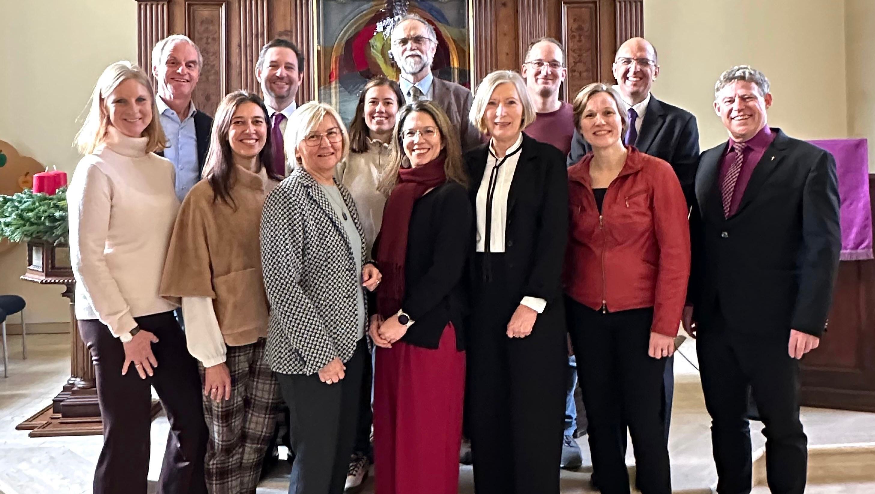 Eine Gruppe Menschen stehen vor einem Altar in einer Kirche