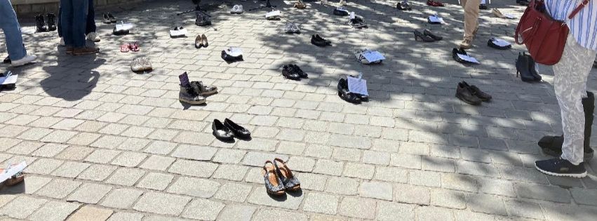 Schuhe am Boden werden betrachtet
